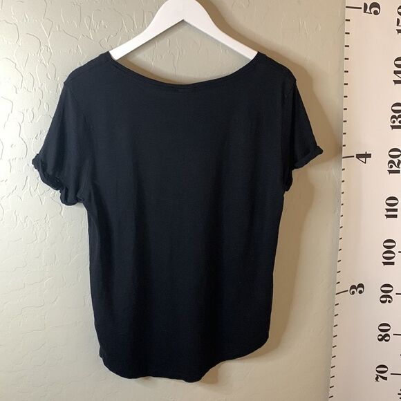 H&m black T-shirt with rolled sleeves. Tapered Hemline. Scoop neck. - Picture 6 of 9